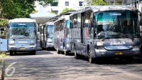 Sejumlah bus Transjakarta koridor 6 jurusan halte Ragunan dan Dukuh Atas 2 terparkir di terminal Ragunan, Jakarta, Selasa, (30/6/2015). Bus yang melayani koridor tersebut terlihat banyak yang sudah tak layak jalan. (Liputan6.com/Yoppy Renato)