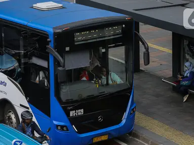 Warga menaiki Bus Transjakarta di kawasan Sudirman, Jakarta, Jumat (4/10/2024). (Liputan6.com/Angga Yuniar)