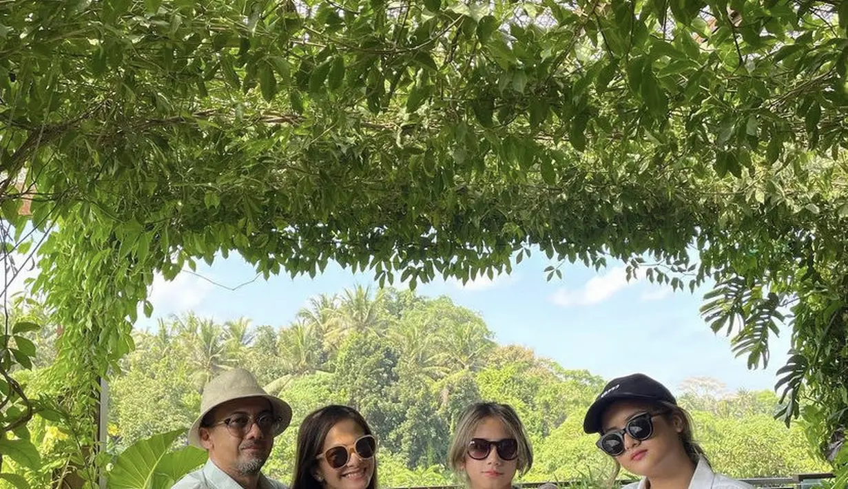 Berlibur bersama, mereka pun kompak mengenakan outer dan kacamata hitamnya.  (@ersamayori)