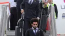 Penyerang Timnas Mesir, Mohamed Salah turun dari pesawat saat tiba di Bandar Udara Internasional Grozny, Rusia (10/6). Tim nasional sepak bola Mesir akan menggunakan Grozny sebagai base camp mereka selama Piala Dunia 2018. (AFP Photo/Karim Jaafar)