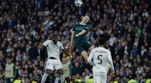 Penyerang Manchester City asal Norwegia #09, Erling Haaland, dan bek Real Madrid asal Jerman #22, Antonio Ruediger (kiri), berebut bola sundulan selama pertandingan pekan ke-6 Phase League Liga Champions antara Real Madrid CF dan Manchester City di Stadion Santiago Bernabeu di Madrid, Kamis (11-12-2025) dini hari WIB. (Oscar DEL POZO/AFP)