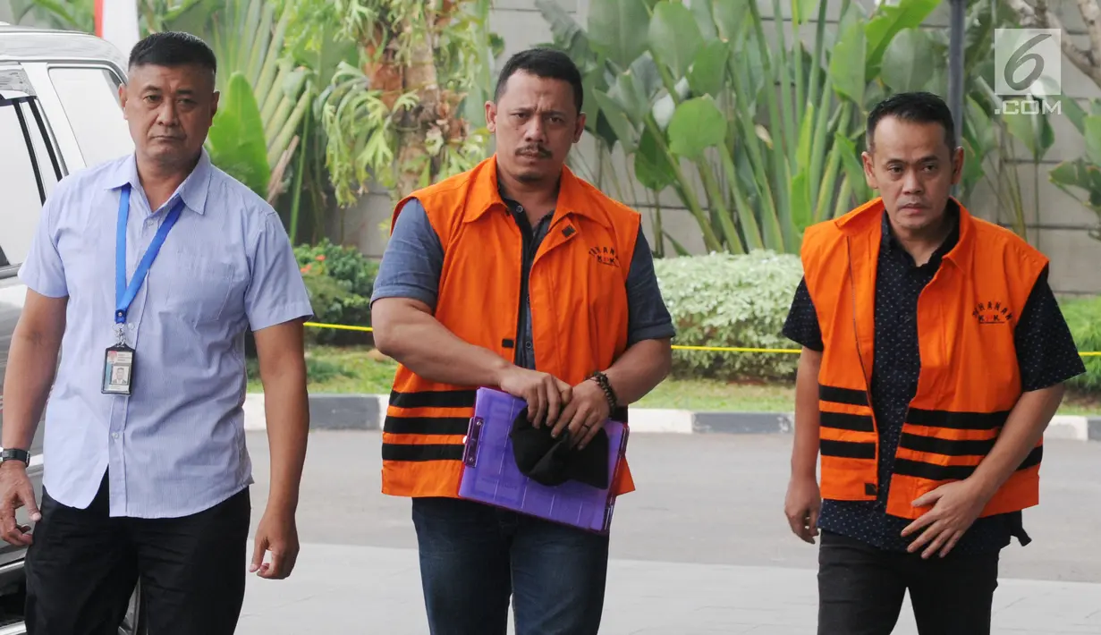 Narapidana kasus suap Bakamla, Fahmi Darmawansyah (kanan) dan Andi Rahmat (tengah) tiba di Gedung KPK, Jakarta, Selasa (7/8). Suami Inneke Koesherawati beserta Andi Rahmat terjerat kasus suap Kalapas Sukamiskin Wahid Husein. (Merdeka.com/Dwi Narwoko)