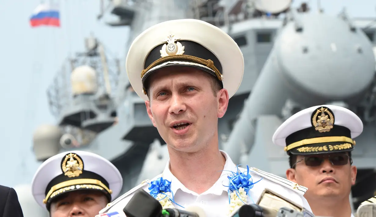 Komandan AL Rusia, Kapten Alexsei Ulyanenko memberikan keterangan saat tiba di Pelabuhan Manila Selatan, Filipina (20/4). Kunjungan ini diharapkan dapat memperkuat hubungan dan menjaga stabilitas di kawasan. (AFP Photo / Ted Aljibe)