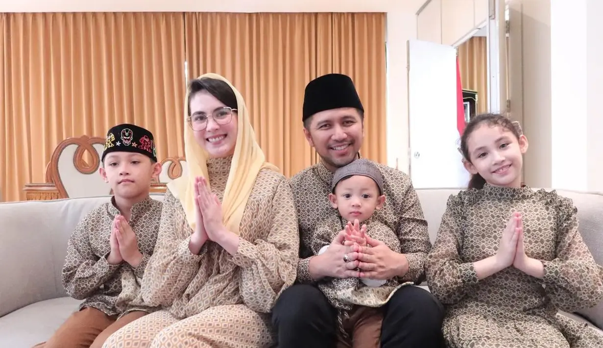 Penampilan kompak dari keluarga Arumi Bachsin. Ide baju Lebaran sarimbit ala keluarga Arumi Bachsin memilih nuansa kuning dengan tampilan yang sederhana, namun menawan. [Foto: Instagram/arumibachsin_94]