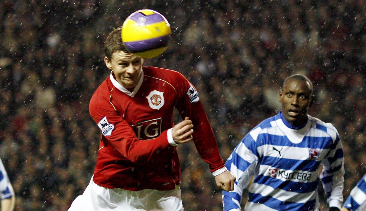 Striker Manchester United, Ole Gunnar Solskjaer, menyundul bola saat pertandingan melawan Reading di Stadion Old Trafford, (30/12/2006). (AFP/Andrew Yates)