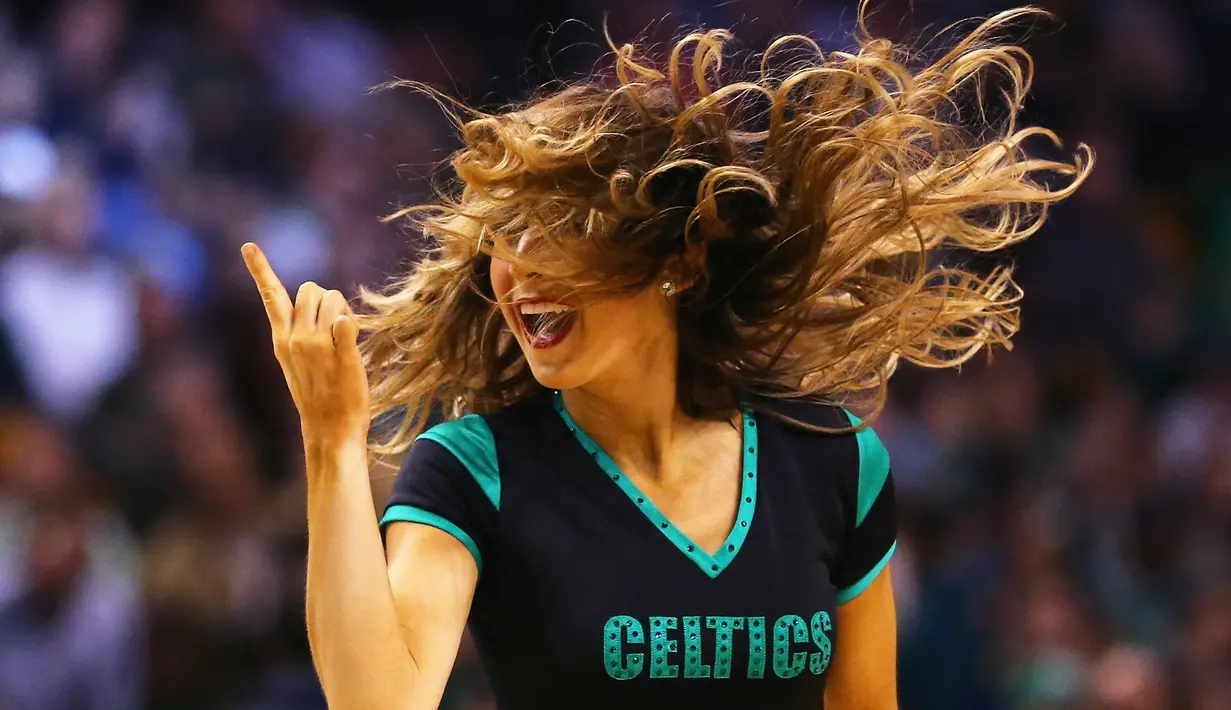 Anggota Celtics Dancers beraksi saat jeda pertandingan basket NBA antara Boston Celtics dan Toronto Raptors di Stadion TD Garden, Boston, Massachusetts, AS, (23/3/2016). (Getty Images/AFP/Maddie Meyer)