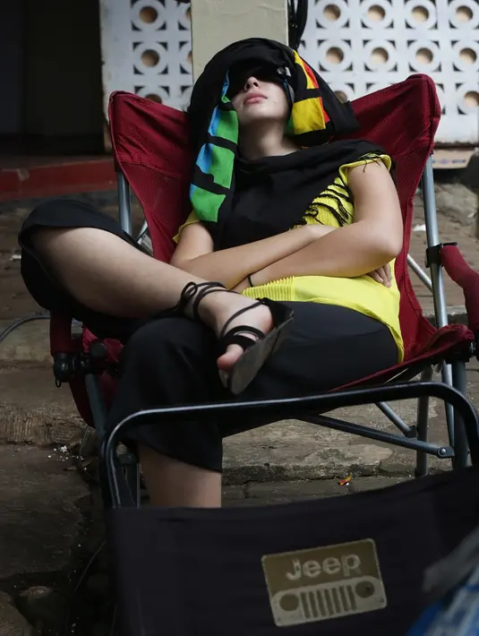 Inilah beberapa potret Pamela Bowie di lokasi syuting. Pemeran 23 tahun silam itu saat menjalani syuting Tuyul dan Mba Yul Reborn di Buperta Cibubur, Jakarta Timur beberapa hari lalu. (Bambang E. Ros/Bintang.com)