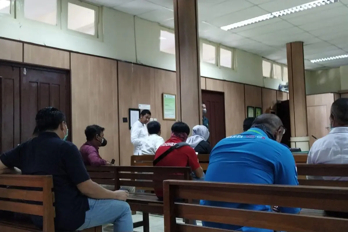 Suasana salah satu ruang sidang PN Jakarta Utara ketika social distancing diberlakukan untuk cegah penularan Covid-19. (Istimewa)