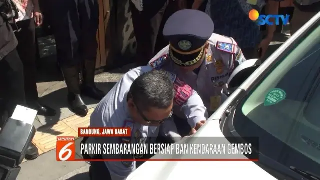 Bersama petugas Dishub, Wali Kota Bandung lakukan operasi cabut pentil pada ban kendaraan yang parkir sembarangan.