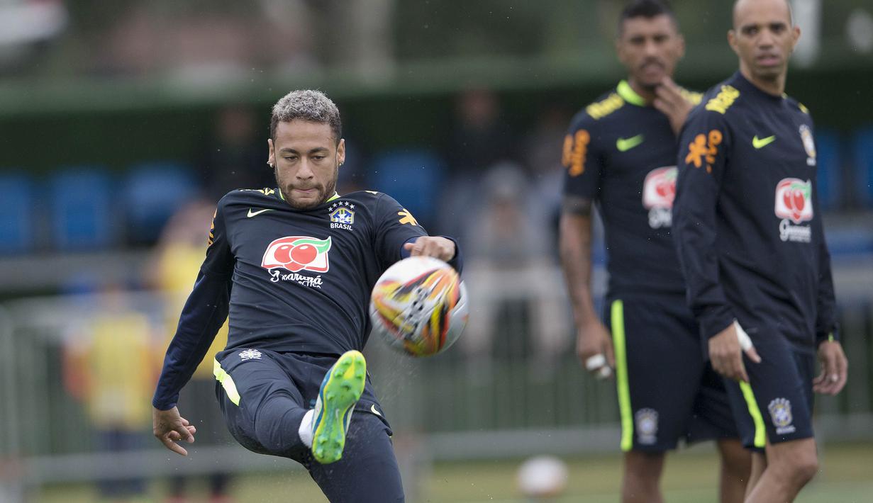 Striker Brasil, Neymar, menendang bola saat mengikuti sesi latihan jelang laga Kualifikasi Piala Dunia di  Teresopolis, Barsil, Rabu (4/10/2017). Brasil akan berhadapan dengan Bolivia. (AP/Silvia Izquierdo)