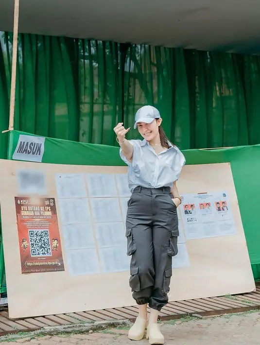 Ayu Dewi juga hadir nyoblos sendiri, ia memilih mengenakan kemeja lengan pendek warna baby blue yang serasi dengan topinya. Dipadukan celana panjang cargo hitam. [@mrsayudewi]