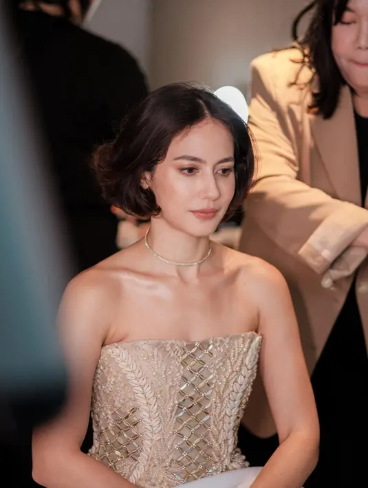 Momen Pevita Pearce bersiap di belakang panggung. Penampilannya bak bidadari dengan rambut pendek dan kulit putih sehat yang dirias secara tak berlebihan. [Foto: Instagram/pevpearce]