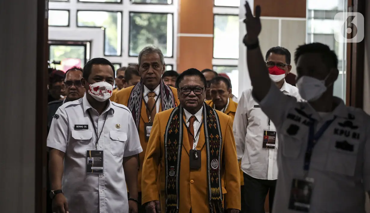 Ketua Umum Partai Hati Nurani Rakyat (Hanura) Oesman Sapta Odang bersama jajaran pengurus Partai Hanura tiba untuk mendaftarkan partai politiknya sebagai calon peserta Pemilu 2024 di Kantor KPU, Jakarta, Senin (8/8/2022). Pada hari kedelapan ini, KPU menerima pendaftaran empat partai politik di antaranya Partai Republiku Indonesia, Partai Hati Nurani Rakyat (Hanura), Partai Gerindra, dan Partai Kebangkitan Bangsa (PKB). (Liputan6.com/Johan Tallo)