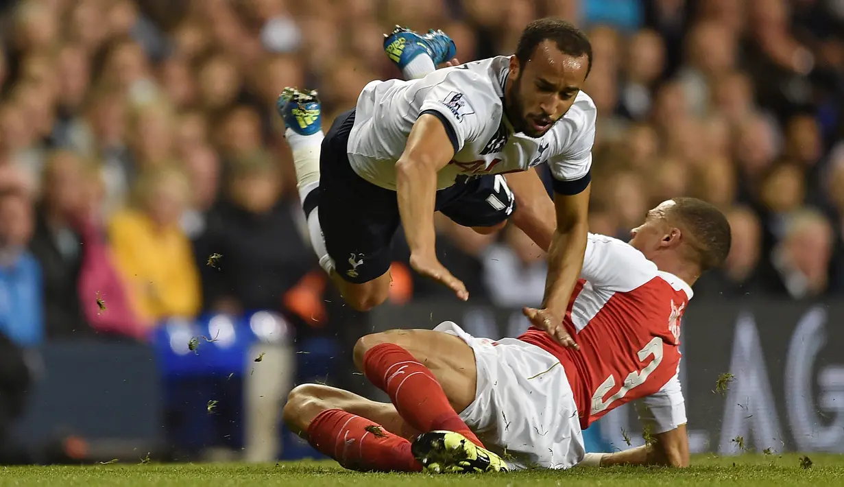 Pemain Arsenal, Kieran Gibbs, menghentikan laju pemain Spurs, Andros Townsend, dalam laga putaran ketiga Piala Liga Inggris di Stadion White Hart Lane, Inggris, Kamis (24/9/2015) dini hari WIB. (Reuters/Toby Melville)