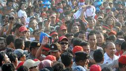 Jokowi tampak tersenyum saat menerobos lautan manusia yang telah menunggu sejak pagi (Liputan6.com/Herman Zakharia)