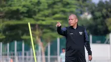 Pelatih Timnas Indonesia U-17, Nova Arianto memberikan instruksi kepada pemainnya saat memimpin seleksi yang berlangsung di Lapangan B, Kompleks Stadion Utama Gelora Bung Karno (SUGBK), Senayan, Jakarta, Kamis (08/08/2024). (Bola.com/Bagaskara Lazuardi)