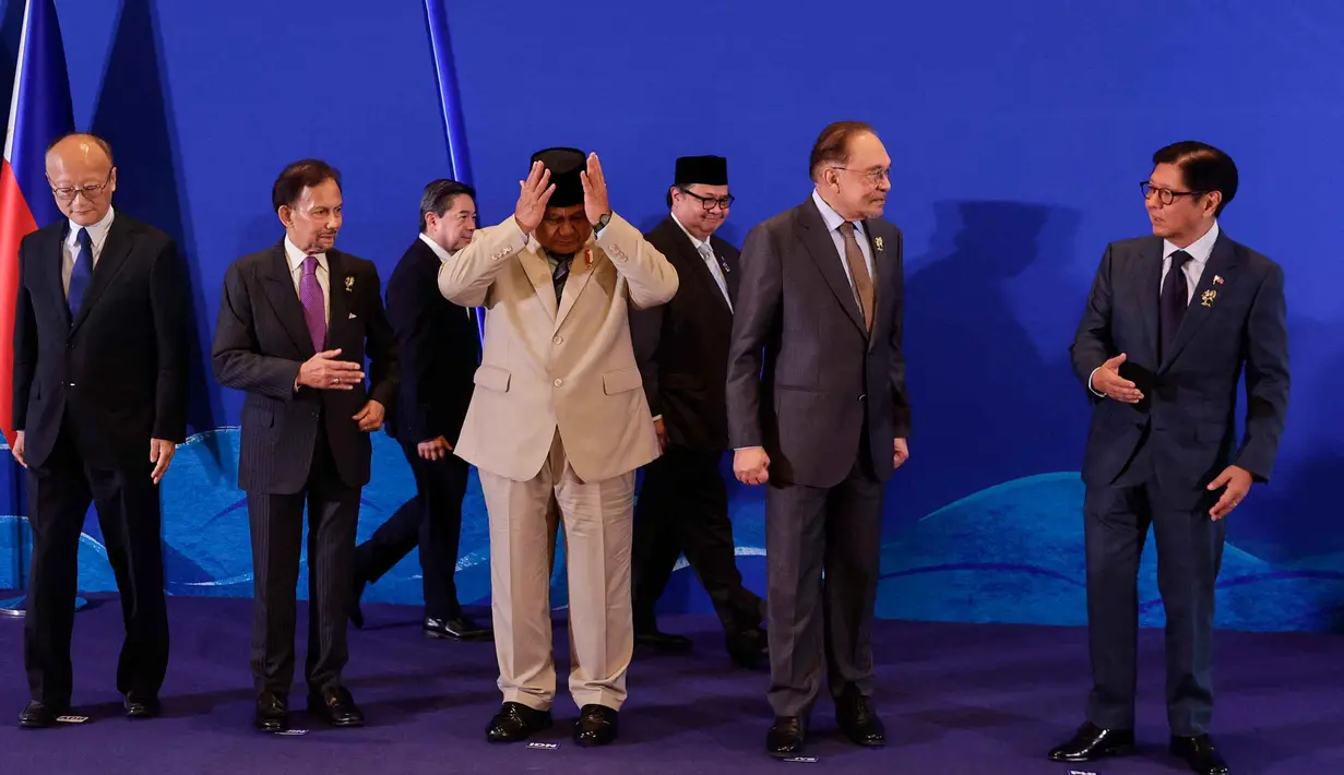 Dalam kunjungan tersebut, Presiden Prabowo dijadwalkan membahas penguatan kerja sama antarnegara ASEAN, termasuk upaya menghadapi dinamika global saat ini. Tampak dalam foto, Presiden Bank Pembangunan Asia Masato Kanda, Sultan Brunei Hassanal Bolkiah, Presiden Indonesia Prabowo Subianto, Perdana Menteri Malaysia Anwar Ibrahim dan Presiden Filipina Ferdinand Marcos Jr., (depan kiri ke kanan) bersiap untuk meninggalkan panggung setelah sesi foto bersama selama KTT Khusus Brunei Darussalam-Indonesia-Malaysia-Filipina Kawasan Pertumbuhan ASEAN Timur (BIMP-EAGA) di sela-sela KTT ke-48 Perhimpunan Bangsa-Bangsa Asia Tenggara (ASEAN) di Cebu, Filipina, Kamis 7 Mei 2026. (Rolex DELA PENA/POOL/AFP)