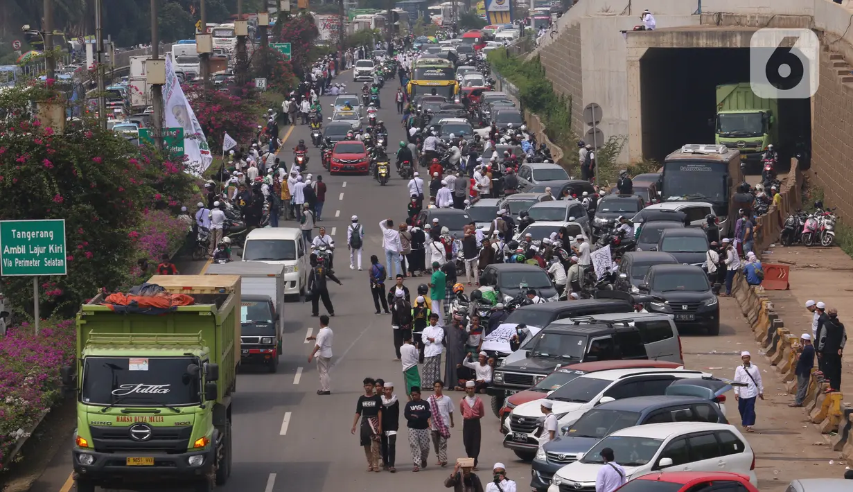 Massa memadati akses tol bandara Soekarno Hatta di Tangerang, Banten, Selasa (10/11/2020). Mereka bertujuan menjemput kedatangan Rizieq Shihab. (Liputan6.com/Angga Yuniar)