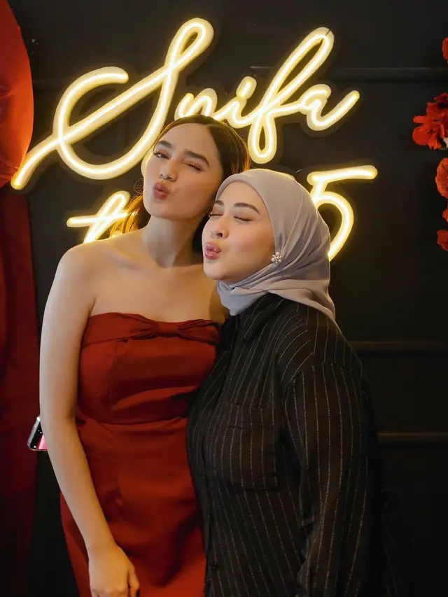 Selebritis saat Pesta Ulang Tahun Intimate Syifa Hadju ke-25.