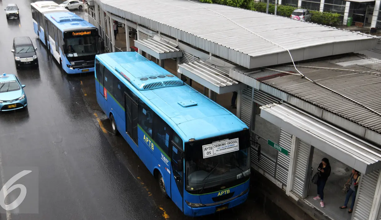 Bus APTB menaikan penumpang di halte BNN Transjakarta, Cawang, Jakarta, Senin (23/5/2016). Dishubtrans DKI Jakarta akan berlakukan larangan APTB beroperasi di jalur Transjakarta mulai 1 Juni mendatang. (Liputan6.com/Yoppy Renato)