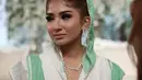 Air mata presenter dan pemeran Fiona Fachru Nisa tak henti-hentinya mengalir di hari bahagianya. Meski berusaha tegar, raut kesedihan masih nampak terlihat jelas. Resepsi keduanya tanpa didampingi sang suami. (Nurwahyunan/Bintang.com)