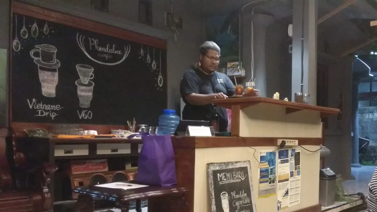 Tukar Buku dengan Kopi untuk Pelajar Papua