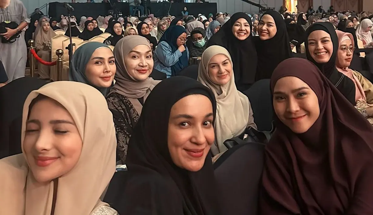 Kehadiran Kimberly Ryder di tengah para artis yang sudah sering ikut kajian pun mencuri perhatian. Di tengah masalah rumah tangganya yang sedang dihadapinya, kegiatan mengikuti kajian menjadi hal yang sangat menenangkan hati dan pikiran. Apalagi datang bersama teman-teman artisnya. (Liputan6.com/IG/@kimbrlyryder)