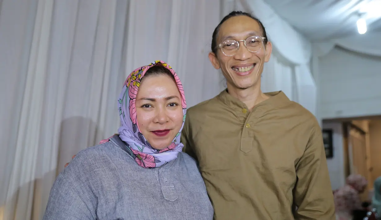 Melly Goeslaw tak memungkiri jika diperjalanan 23 tahun berumah tangga dengan Anto Hoed juga kerap terjadi percekcokan. Namun hal itu mampu dikalahkan dengan cinta yang besar pada masing-masing pasangan. (Adrian Putra/Bintang.com)