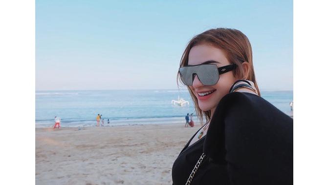 5 Potret Cantik Nora Alexandra Kekasih Jerinx SID Saat di Pantai (sumber: Instagram/ncdpapl)