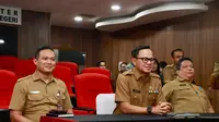 Wakil Menteri Dalam Negeri (Wamendagri) Bima Arya Sugiarto memimpin rapat terkait kesiapan desk Pilkada secara hybrid dari Command Center Gedung B, Kantor Pusat Kemendagri, Jakarta, Selasa (22/10/2024).