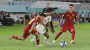 <p>Pemain Timnas Spanyol U-17, Quim Junyent (kiri) berebut bola dengan pemain Kanada U-17, Jeevan Badwal (tengah) dalam pertandingan babak penyisihan Grup B Piala Dunia U-17 di Stadion Manahan, Solo, Jumat (10/11/2023). (Bola.com/Arief Bagus)</p>
