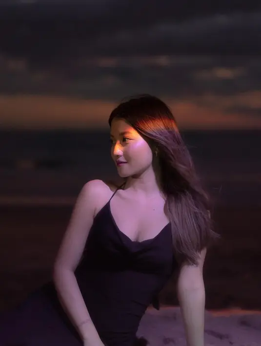 Begitu juga dengan kerah model halter yang seksi dan berfokus pada aksentuasi bahu. Sebab membuat pemakai terlihat memiliki bahu yang bidang. [@mariaeka_]