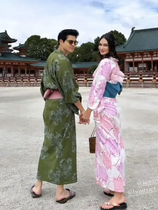 Keduanya pun tampak menggemaskan mengenakan kimono. Luna dengan kimono pink, dan kekasih nya warna hijau. [@japanprivatetour]