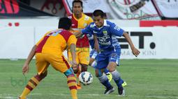 Pemain Persib Bandung, Tantan (kanan), berusaha melewati hadangan pemain Arema Cronus dalam laga Bali Island Cup 2016 di Stadion I Wayan Dipta, Gianyar, Bali, Selasa (23/2/2016). (Bola.com/Peksi Cahyo)