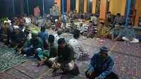 Kapolsek Kunto Darussalam Polres Rokan Hulu mendatangi wirid mengajak masyarakat mewujudkan Pilkada damai dan aman. (Liputan6.com/M Syukur)