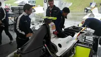CEK - Rio haryanto tengah mengecek mobilnya di paddock Campos Racing untuk sprint race GP2 Red Bull Ring, Austria, Minggu (21/6) ini. (Bola.com/Reza Khomaini)