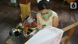 Wisatawan belajar mencanting batik tulis pada pagelaran "Merayu Trenggalek Fashion Day 2022", di Museum Tekstil, Jakarta, Jumat (20/5/2021). Kegiatan tersebut merupakan upaya memperkenalkan pesona Trenggalek sebagai lokal wisata domestik Jawa Timur sekaligus mendongkrak UMKM sebagai momentum kebangkitan perekonomian masyarakat Trenggalek. (Liputan6.com/Fery Pradolo)