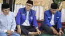 Ketua Umum PAN Zulkifli Hasan (tengah), Ketua Dewan Kehormatan PAN Amien Rais dan Ketua Umum Partai Idaman Rhoma Irama saat buka puasa bersama pengurus DPP PAN dan DPW Se-Indonesia di Widya Chandra, Jakarta, Sabtu (9/6). (Liputan6.com/Faizal Fanani)