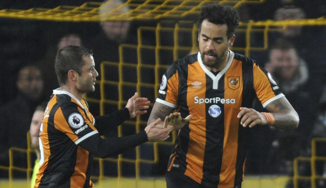 Pemain Hull City, Tom Huddlestone (kanan) merayakan golnya ke gawang Manchester United pada laga semifinal Piala Liga Inggris di KCOM stadium, Hull (26/1/2017). Hull menang 2-1. (AP/Rui Vieira)