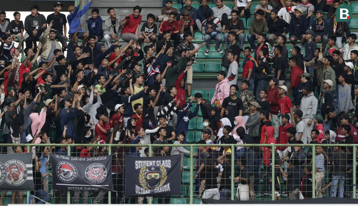 Suporter Timnas Indonesia U-16 saat melawan tim Piala Soeratin Bekasi U-17 pada laga uji coba di Stadion Patriot, Kota Bekasi, Jumat (13/3/2020). Kedua tim bermain imbang 1-1. (Bola.com/M Iqbal Ichsan)