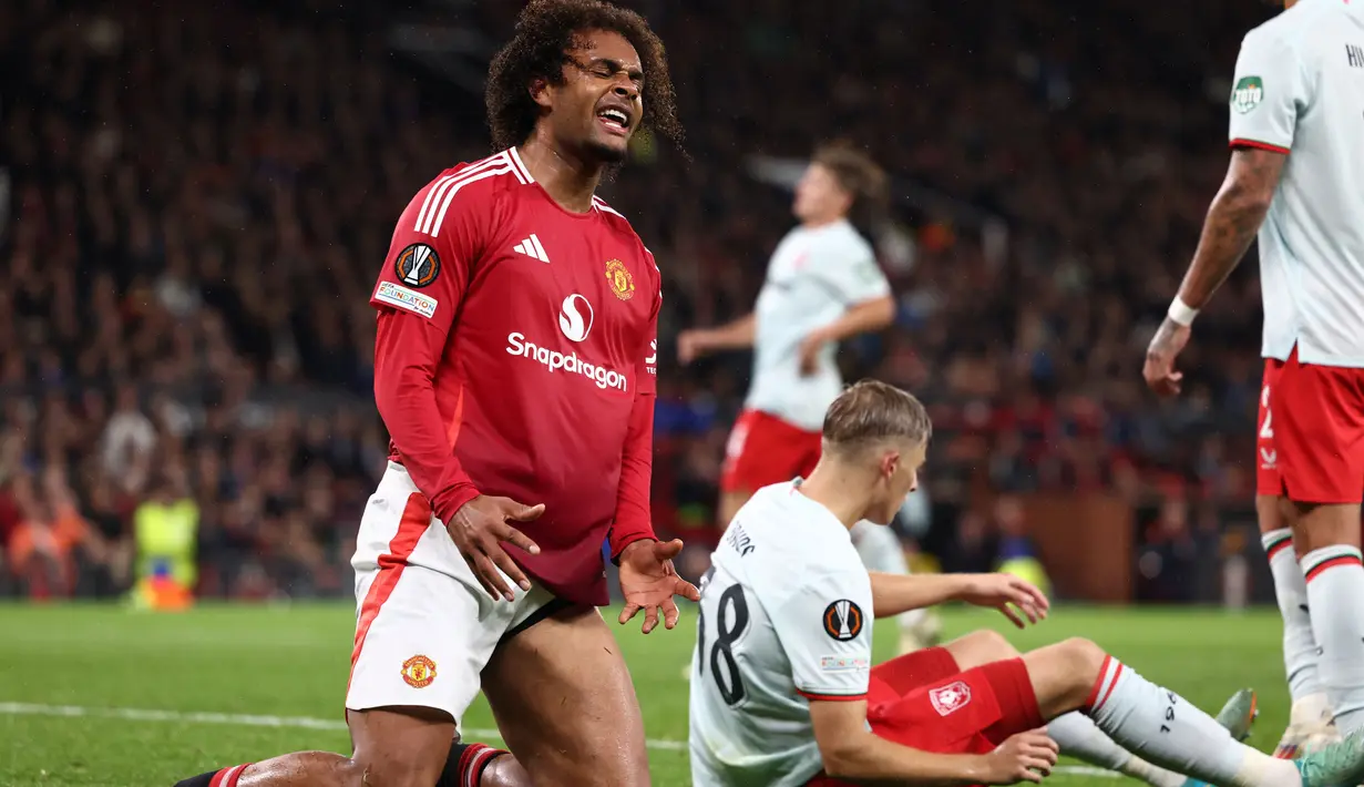 Pemain Manchester United, Joshua Zirkzee (kiri) bereaksi setelah gagal mencetak gol pada matchday 1 League Phase Liga Europa 2024/2025 melawan FC Twente di Stadion Old Trafford, Manchester, Rabu 25 September 2024 atau Kamis (26/9/2024) dini hari WIB. (Darren Staples/AFP)