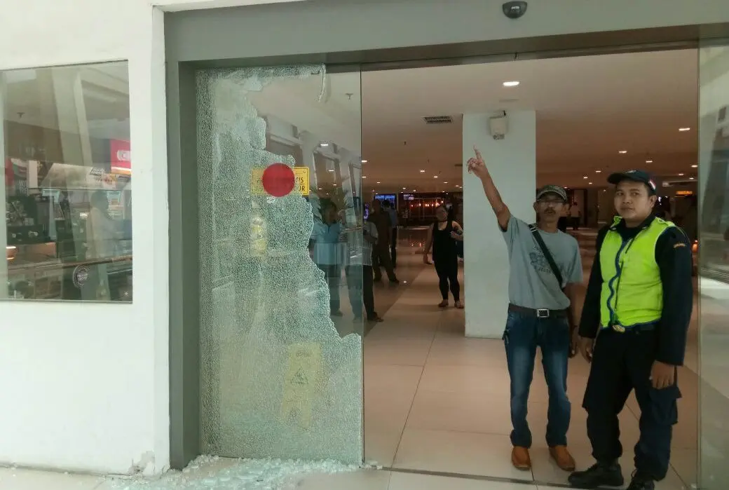 Akibat gempa Banten, pintu kaca di Terminal 3 Bandara Soekarno Hatta Kota Tangerang, pecah. (Liputan6.com/Pramita Tristiawati)