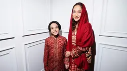Jangan diragukan kekompakan ibu dan anak ini. Keduanya terlihat begitu serasi dengan pakaian warna merah. Noah terlihat sangat tampan, sementara ibundanya nya terlihat begitu cantik. Gaya penampilan mereka ini berhasil menuai pujian dari netizen. (Liputan6.com/IG/@bclsinclair)