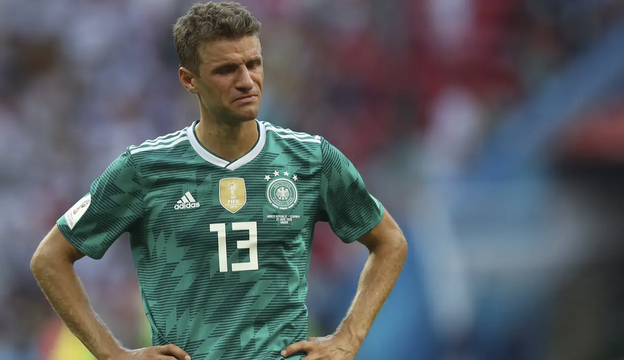Thomas Muller menangis saat timnya kalah dari Korea Selatan pada laga grup F Piala Dunia 2018 di Kazan Arena, Kazan, Rusia, (27/6/2018). Jerman kalah 0-2 dari Korea Selatan. (AP/Thanassis Stavrakis)