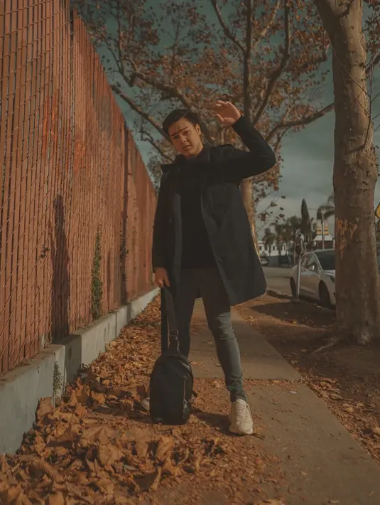 Tampil simple namun tetap modis, Jeje mengenakan outfit dengan warna gelap yang dipadukan dengan sneakers putih. (Liputan6.com/IG/@jejesoekarno)