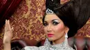 Aktris seksi, Roro Fitria tampil dalam balutan berlian saat proses penggarapan video klip terbarunya 'Culik Aku' di kawasan Petukangan Utara, Jakarta, Kamis (7/5/2015).  (Liputan6.com/Faisal R Syam)