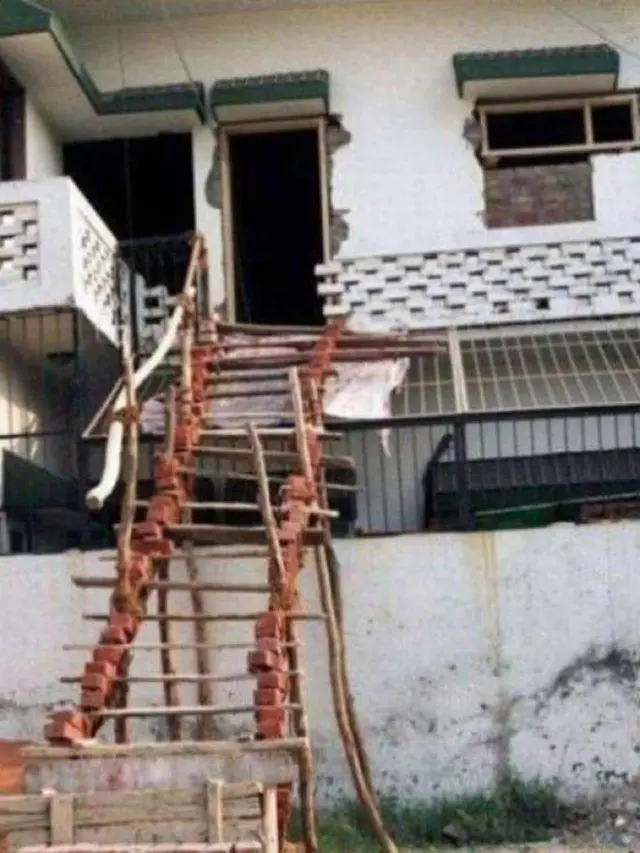 6 Potret Jalur Masuk Rumah Nyeleneh Ini Bikin Geleng Kepala