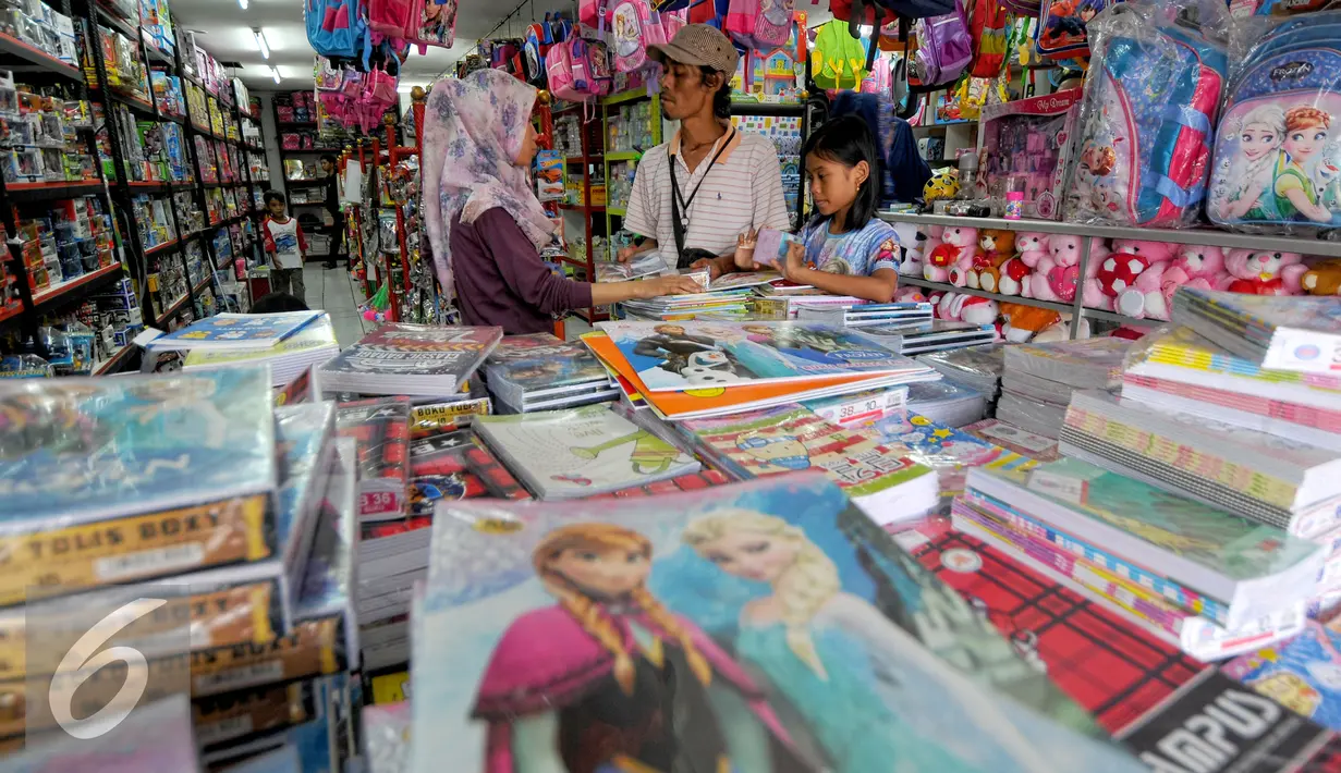 Warga bersama anaknya memilih buku tulis di Depok, Minggu (26/7/2015). Penjualan buku tulis dan perlengkapan sekolah dipekirakan akan semakin meningkat pada bulan Agustus menyusul datangnya tahun ajaran baru. (Liputan6.com/Yoppy Renato)