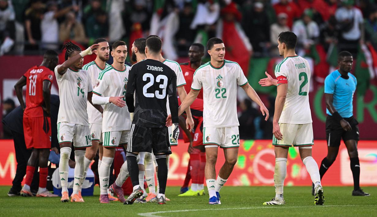 Kiper Aljazira, Luca Zidane bersalaman dengan rekan-rekannya setelah laga Grup E Piala Afrika 2025 melawan Sudan di Moulay Hassan Stadium, Rabat, Markoko, Rabu (24/12/2025) malam WIB. (AFP/Sbastien Bozon)