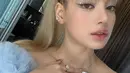 Selain itu, terdapat dua buah cincin dari BVLGARI yang ia kenakan di kedua tangannya. Pada telunjuk kanan, Lisa BLACKPINK mengenakan Griffe Ring dari Bvlgari yang diperkirakan harganya mencapai Rp500jutaan